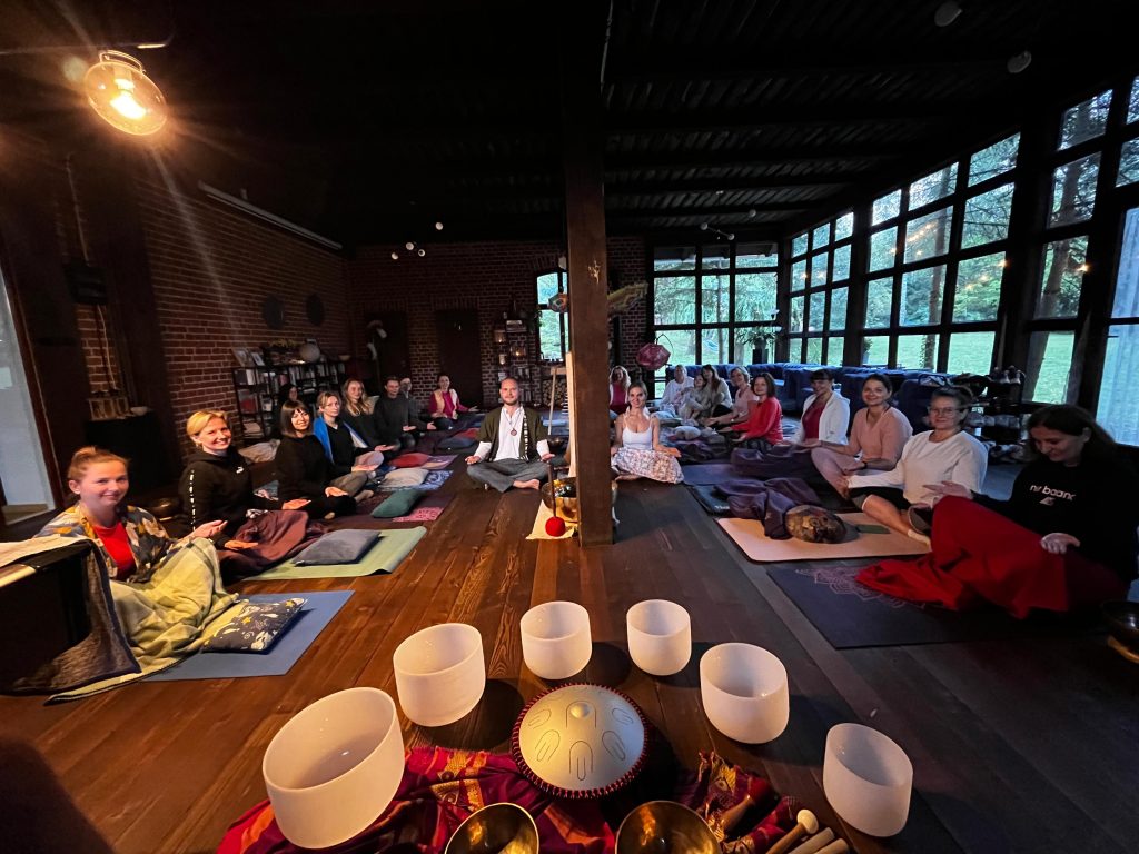 Weekendowe warsztaty w stylu indyjskim z jogą i dźwiękami 20-22 września w Ostoi Leleszki na Mazurach joga,medytacja, warsztaty, wdzięczność, kaash yoga, Kasia Mikutowicz, Rafał Golan, wheel yoga, kuchnia wegetariańska Wieczór Indyjski