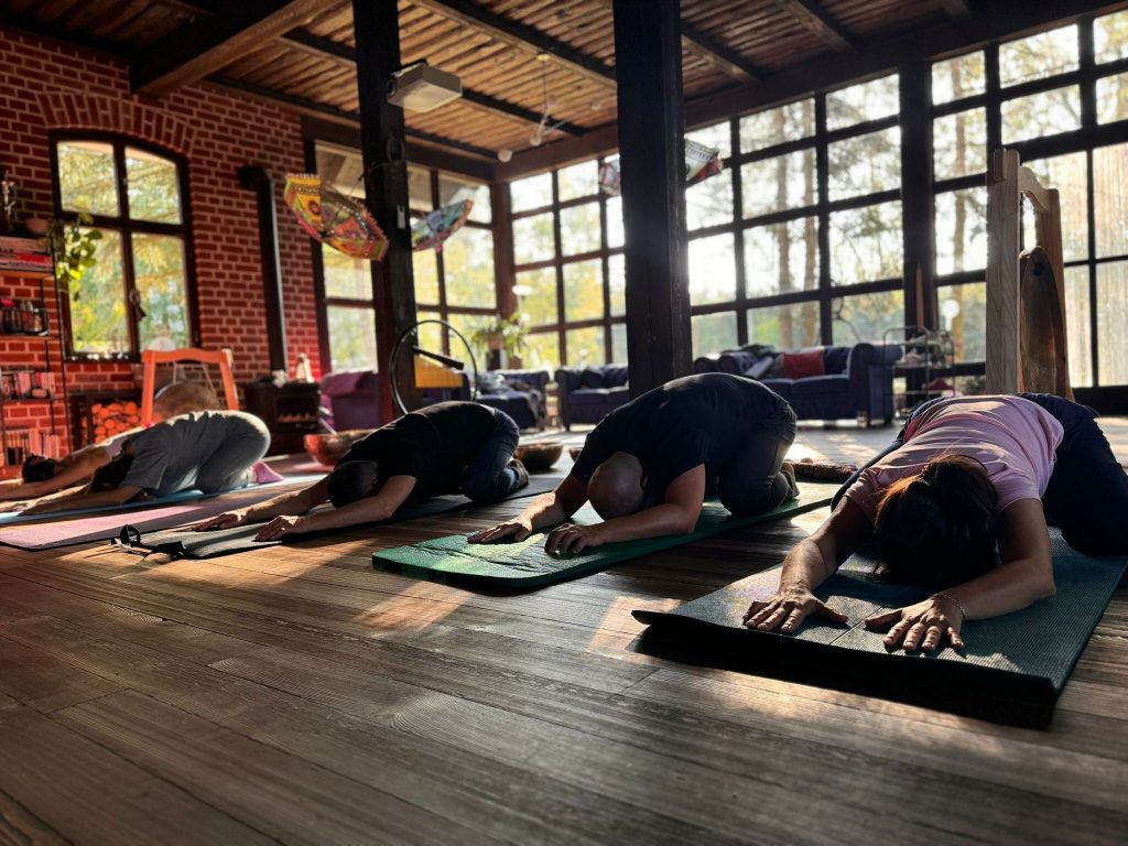 Po prostu bądź, po prostu czuj – letni retreat z jogą, oddechem i dźwiękiem 26–29 czerwca 2025 Kaash Yoga Kasia Mikutowicz 2069fa93-5c1c-4007-8cb4-c8454c4d54e1