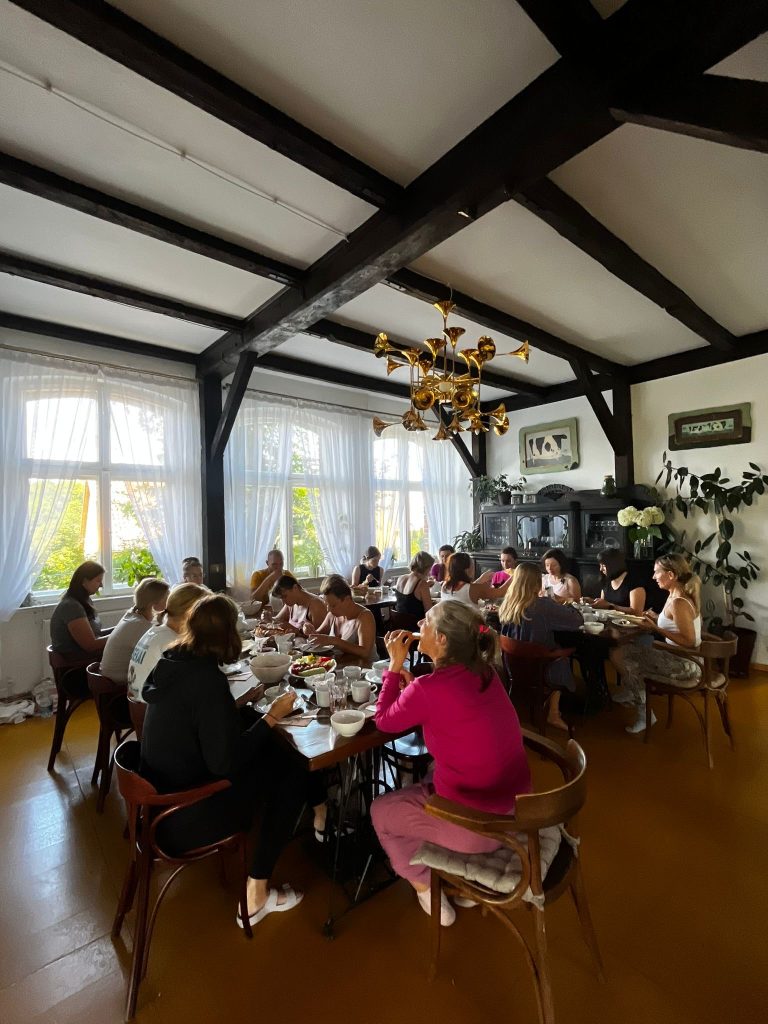 Po prostu bądź, po prostu czuj – letni retreat z jogą, oddechem i dźwiękiem 26–29 czerwca 2025 Kaash Yoga Kasia Mikutowicz 7ddf8585-97bd-4a14-9b9b-3392285220b7