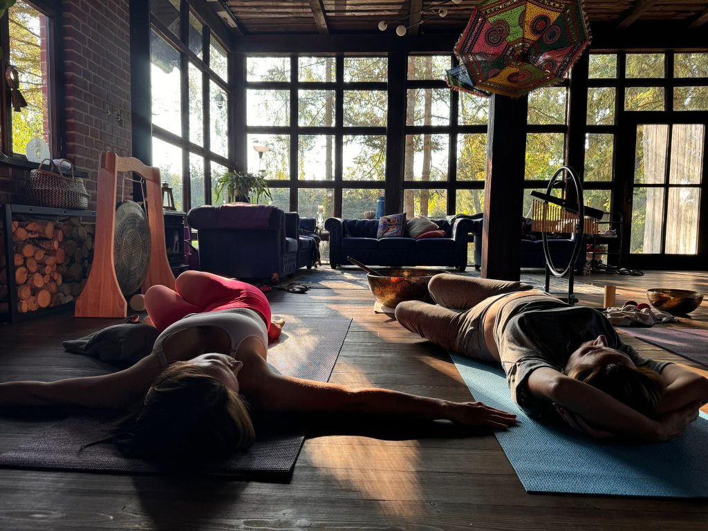 Po prostu bądź, po prostu czuj – letni retreat z jogą, oddechem i dźwiękiem 26–29 czerwca 2025 Kaash Yoga Kasia Mikutowicz b2e111ca-685a-4e95-9add-e782974200c3