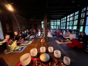 Po prostu bądź, po prostu czuj – letni retreat z jogą, oddechem i dźwiękiem 26–29 czerwca 2025 Kaash Yoga Katarzyna Mikutowicz Rafał Golan bf099060-24c2-493a-b8b2-ea3efbaf7f82