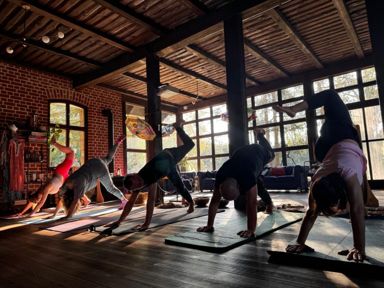 Po prostu bądź, po prostu czuj – letni retreat z jogą, oddechem i dźwiękiem 26–29 czerwca 2025 Kaash Yoga Katarzyna Mikutowicz Rafał Golan d9d7422e-d5f0-4d64-87ba-b0904ca6e31d